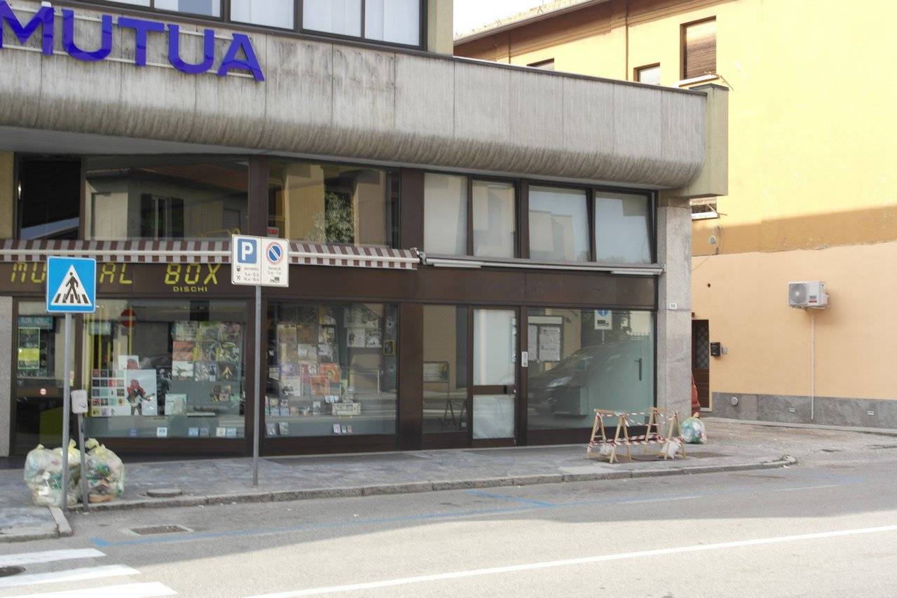 3 rooms Commercial property in Besozzo, Italy No. 160951