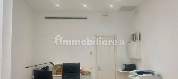 1 room Commercial property in Genoa, Italy No. 35795 2