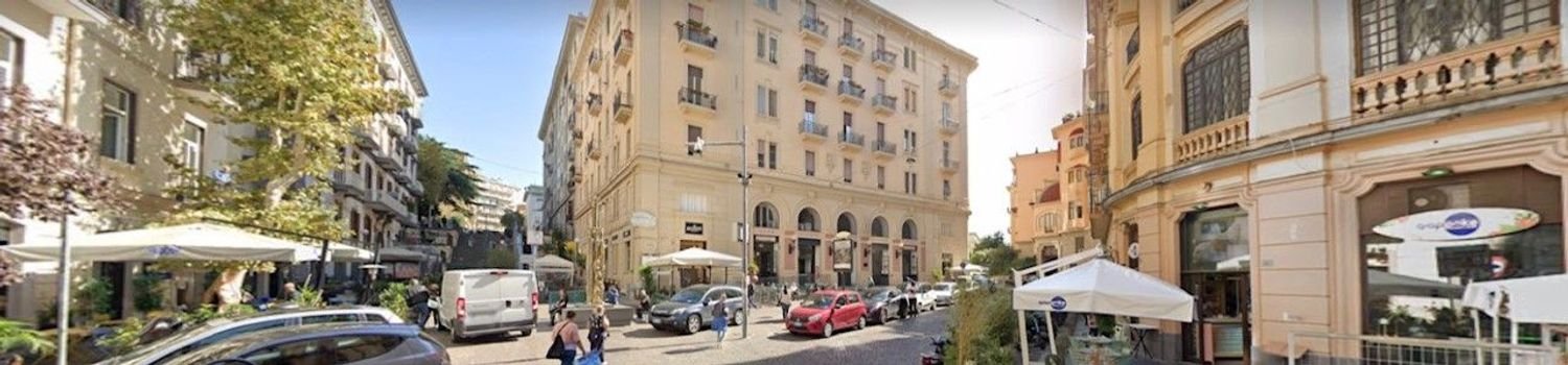 Propriété commerciale à Naples, Italy 53m² No. 143035