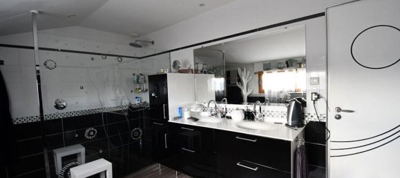 2 bedrooms House in Chateau-Thebaud, France No. 104912 5