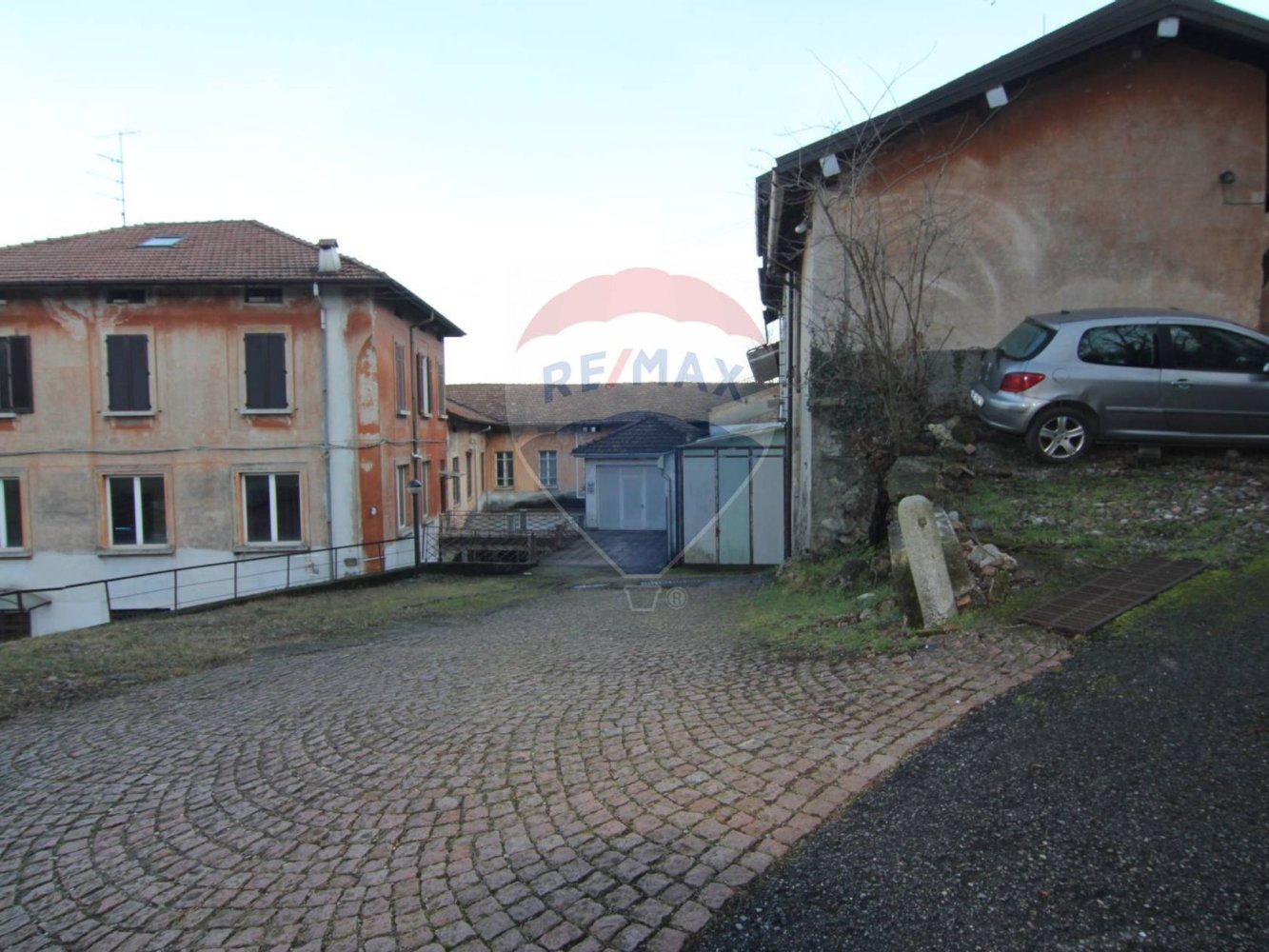 500m² Commercial property in Varese, Italy No. 133045