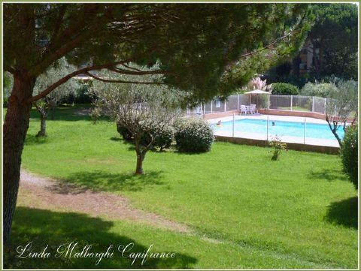 2 bedrooms Condo in Frejus, France No. 11984