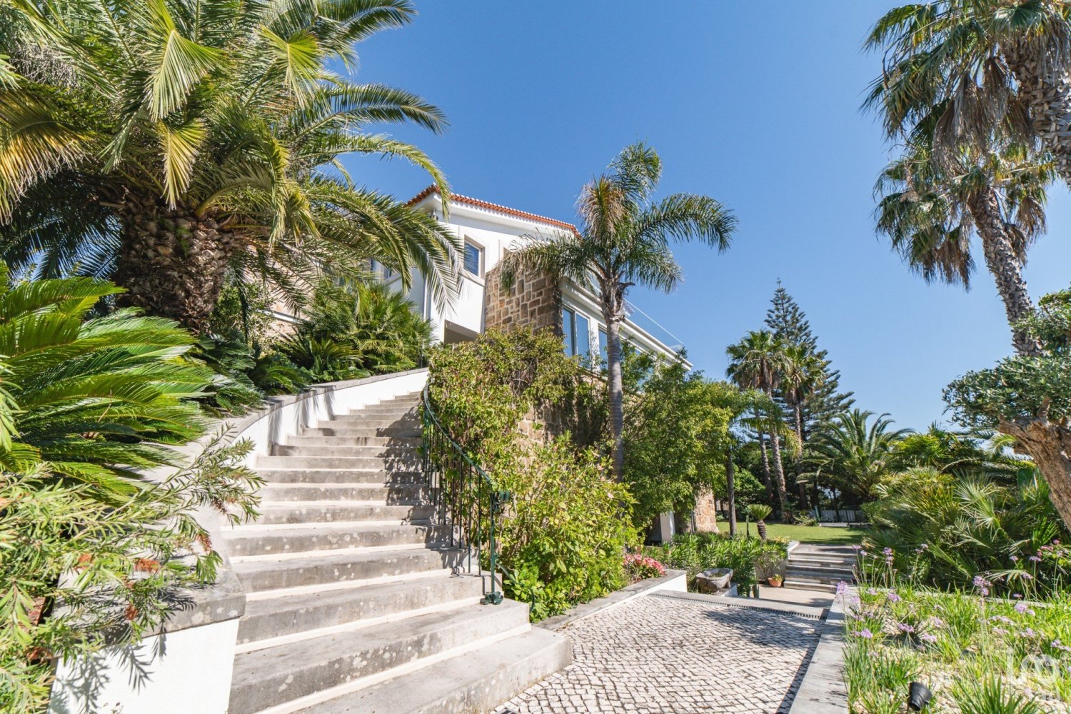 5 bedrooms Villa in Cascais, Portugal No. 96420