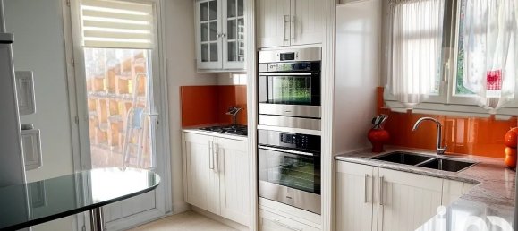 3 bedrooms House in Nogent-le-Roi, France No. 235747 8