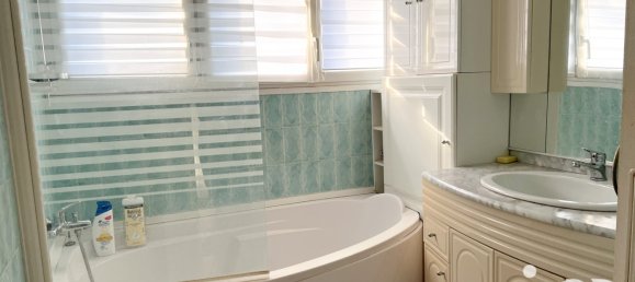 3 bedrooms House in Nogent-le-Roi, France No. 235747 10