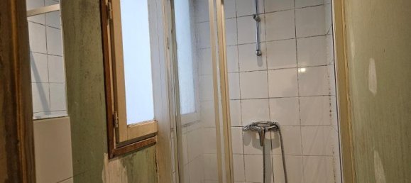 Studio in Paris, France No. 167447 7