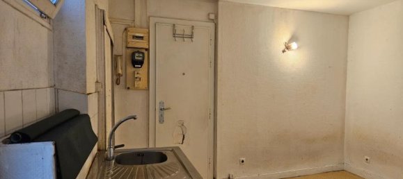 Studio in Paris, France No. 167447 3