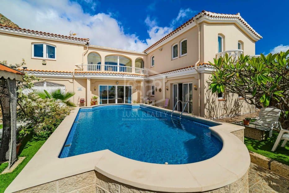 5 bedrooms Villa in Arona, Spain No. 17729