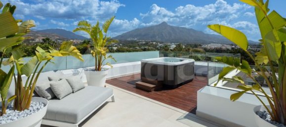 5 bedrooms Villa in Marbella, Spain No. 72772 4