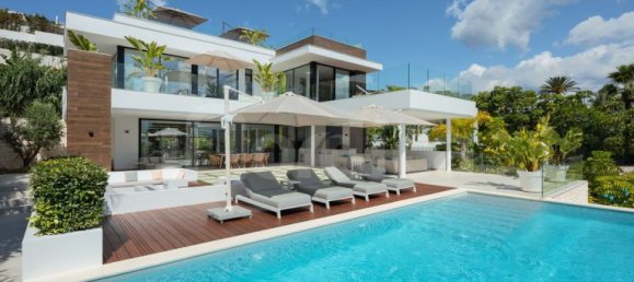 5 bedrooms Villa in Marbella, Spain No. 72772 2