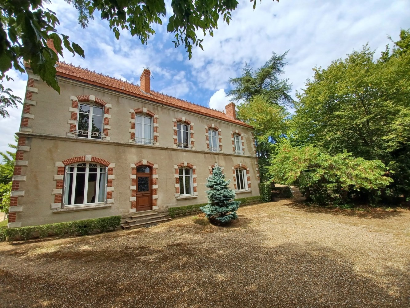 Casa de 6 dormitorios en Centre-Val de Loire, France No. 300459