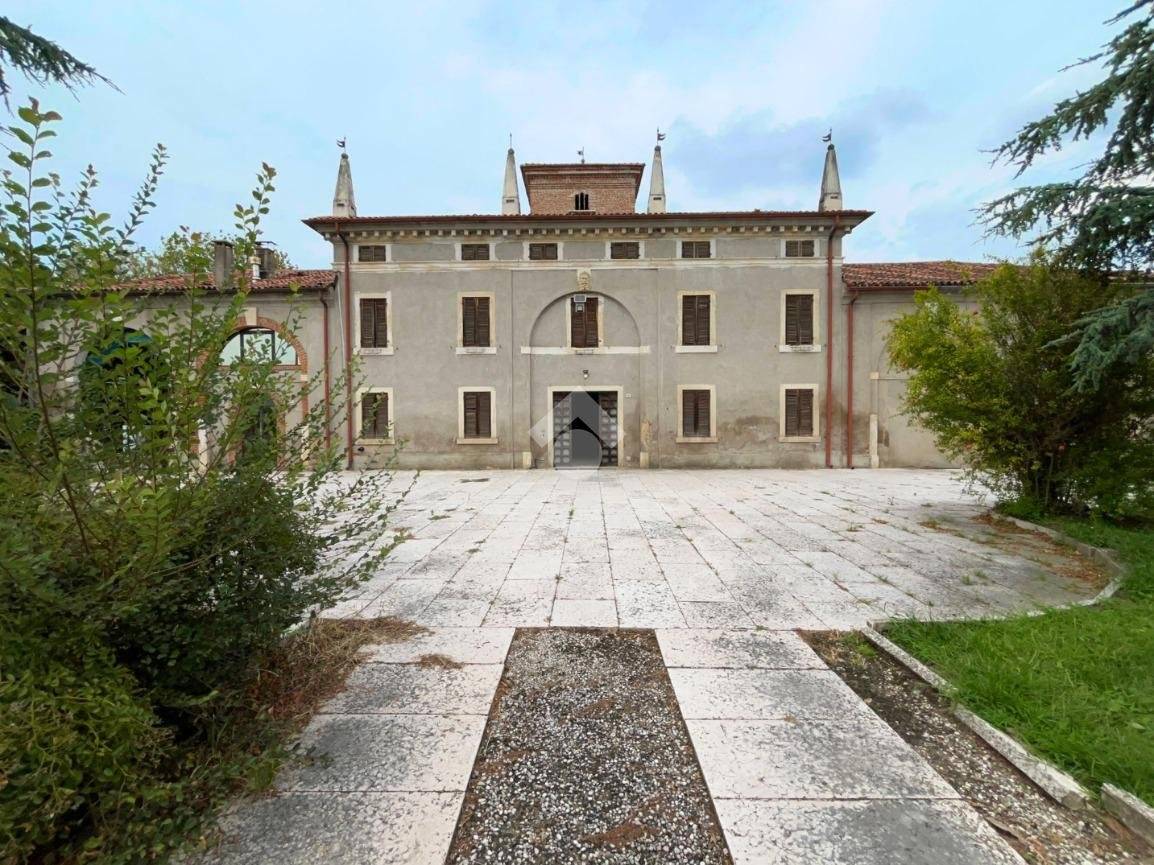 6 bedrooms Villa in Isola Rizza, Italy No. 322737