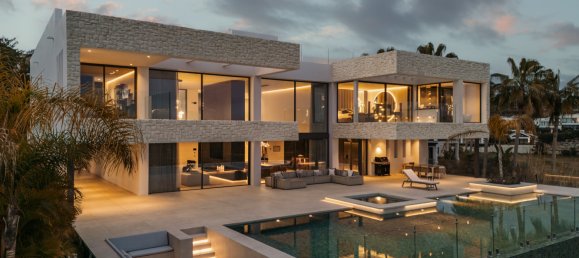 4 bedrooms Villa in Malaga, Spain No. 33637 8