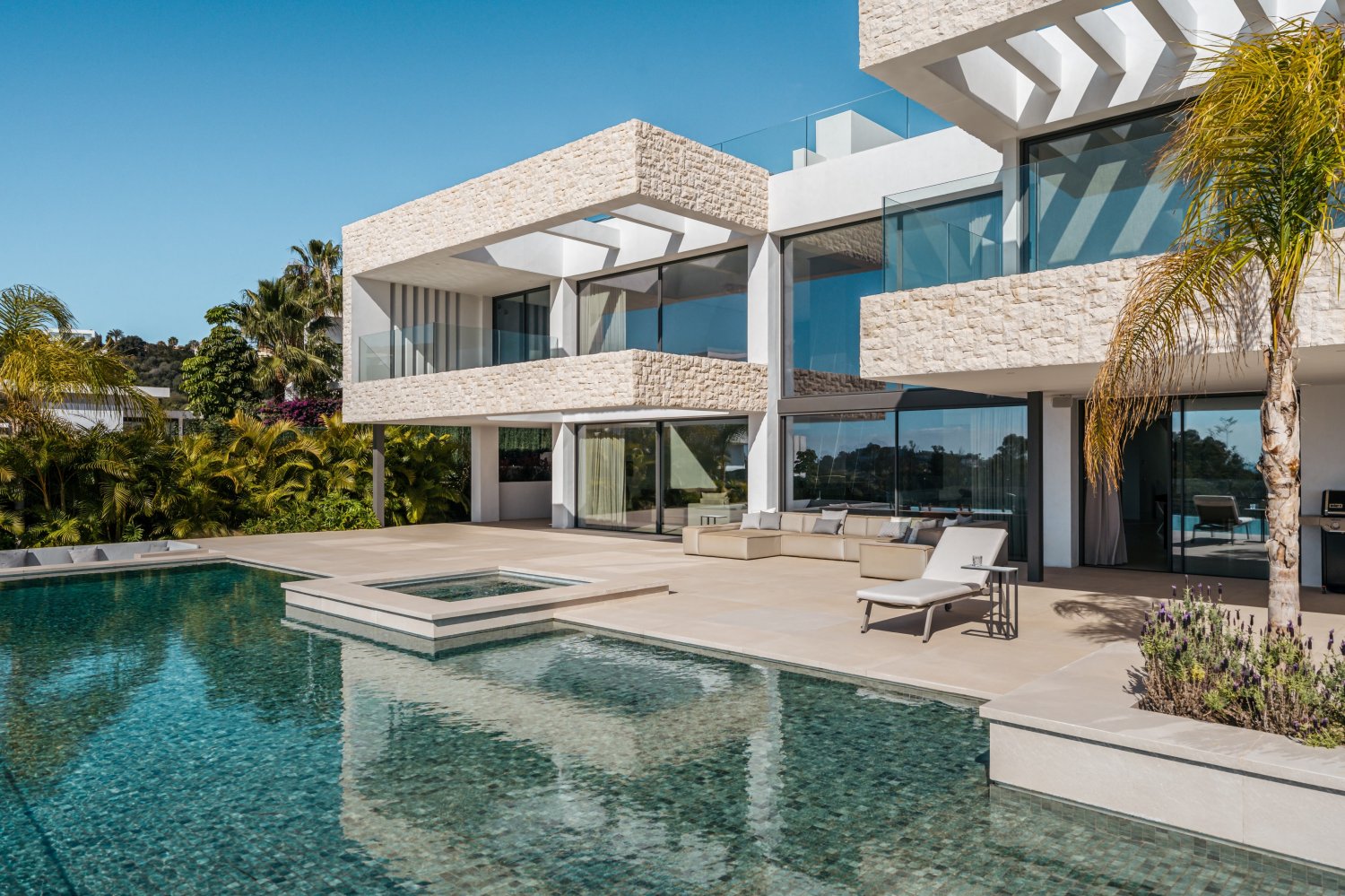 4 bedrooms Villa in Malaga, Spain No. 33637