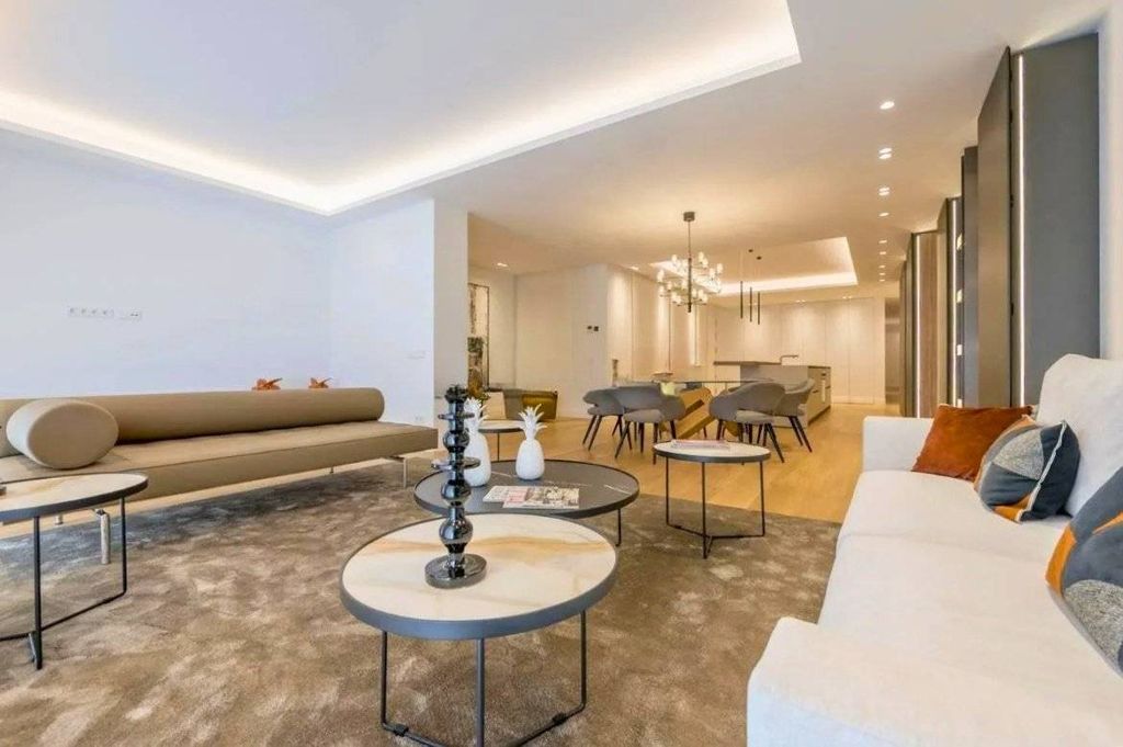 3 bedrooms Apartment in Milan, Italy No. 332136