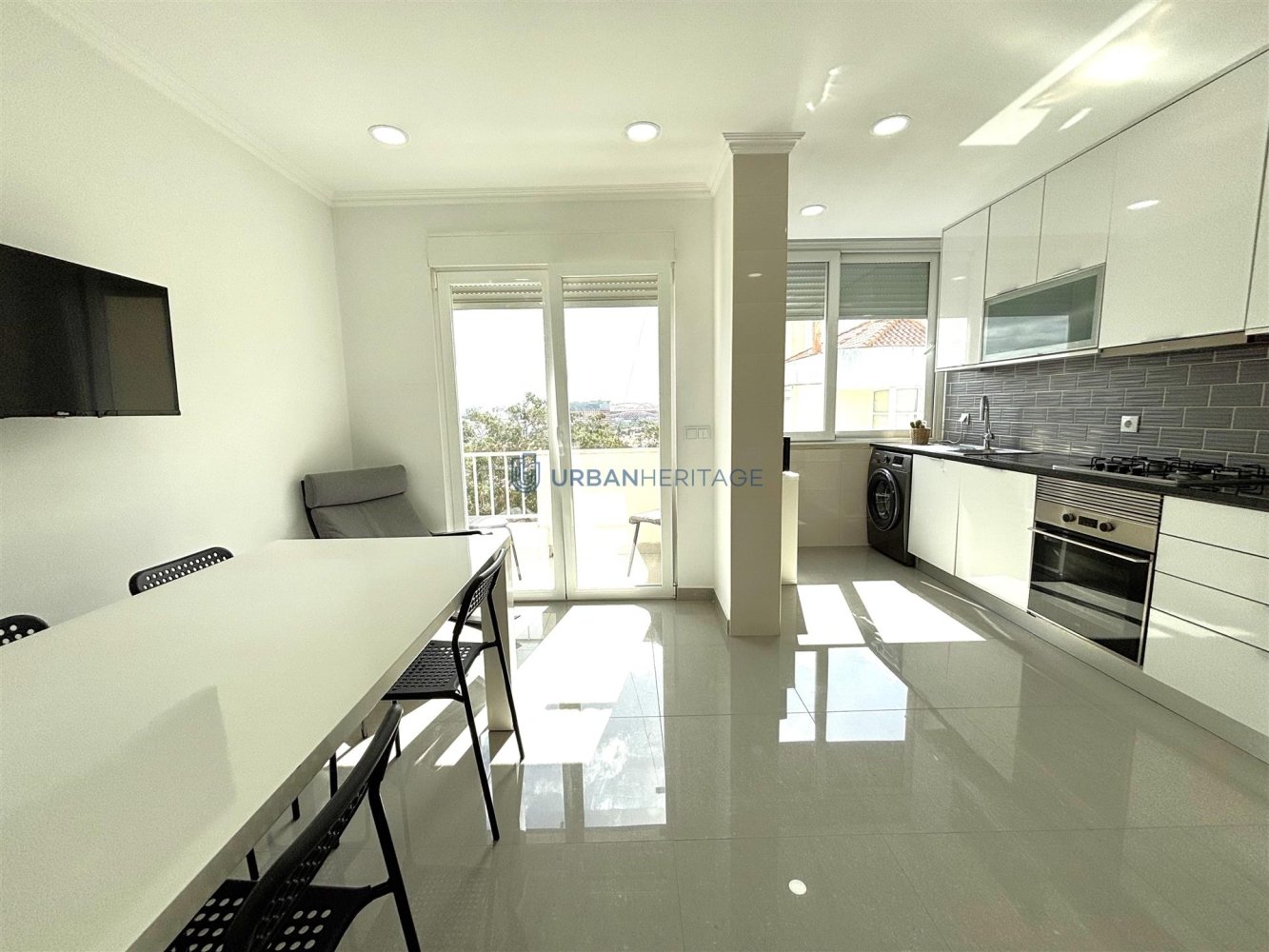 3 bedrooms Apartment in Lisbon, Portugal No. 304023