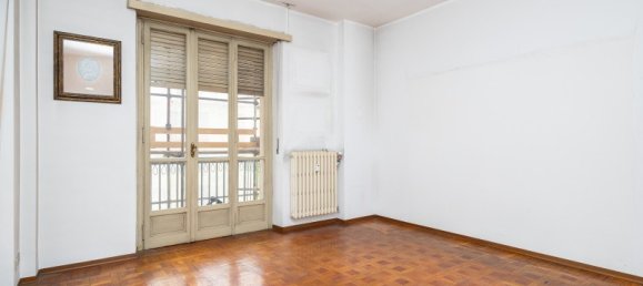 5 rooms Apartment in Turin, Italy No. 161442 3