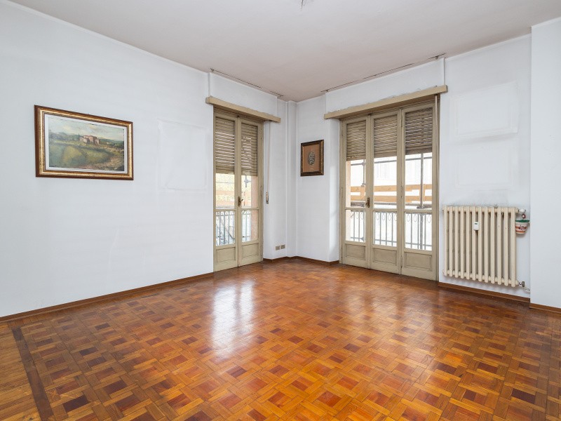 5 rooms Apartment in Turin, Italy No. 161442