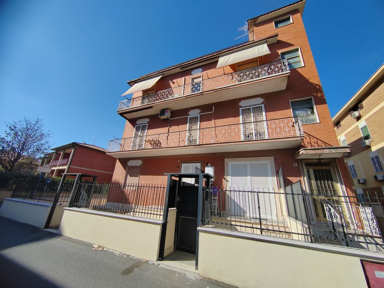 2 bedrooms Apartment in Rome, Italy No. 321189