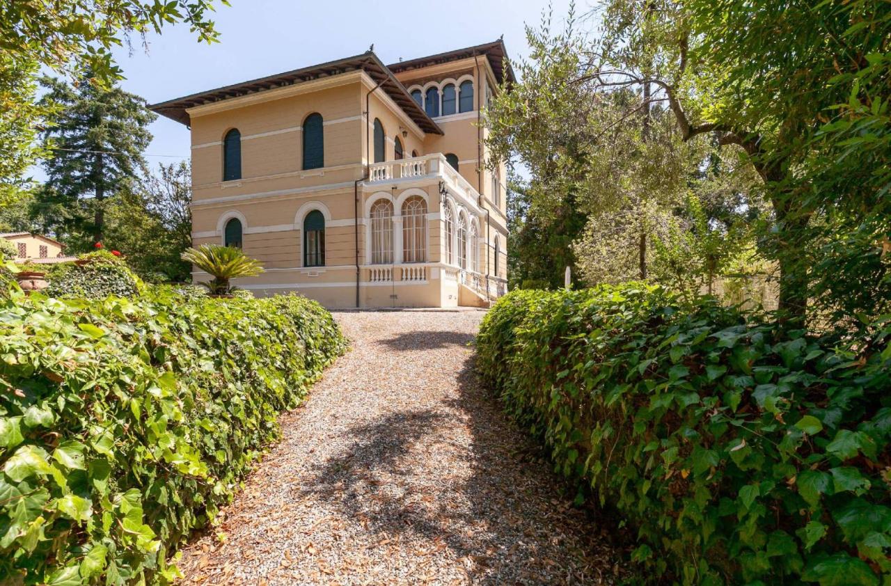 16 rooms Villa in Lucca, Italy No. 109413