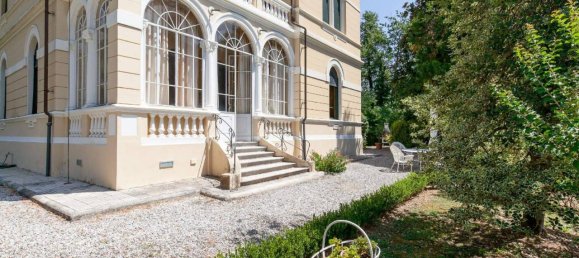 16 rooms Villa in Lucca, Italy No. 109413 2