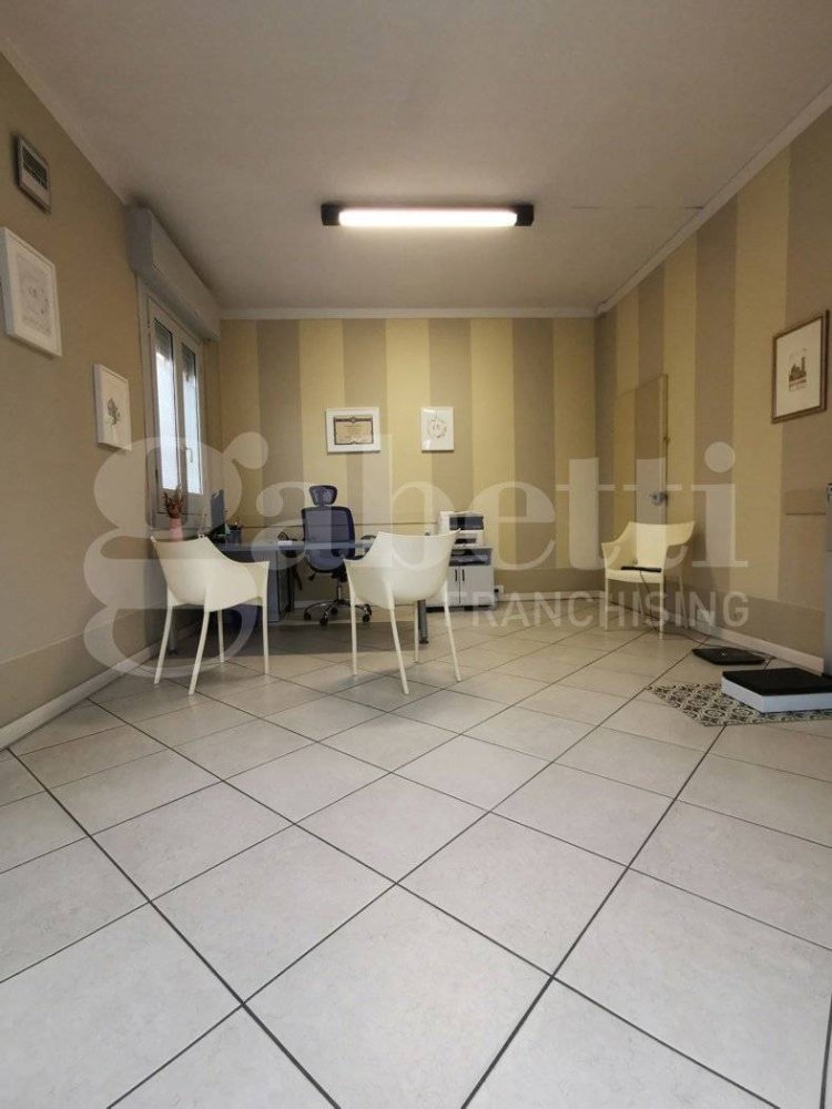 2 rooms Commercial property in Modena, Italy No. 54456
