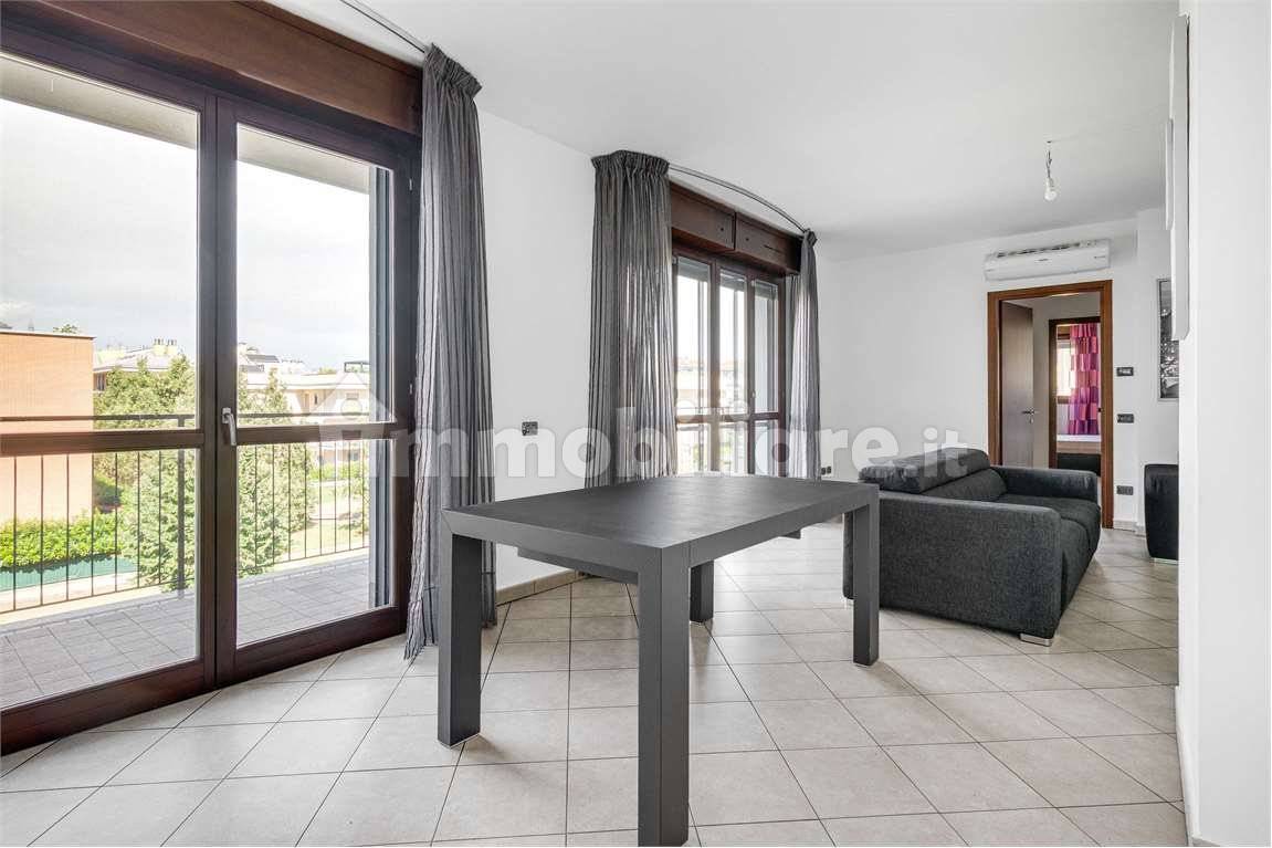 Apartamento de 2 dormitorios en Rho, Italy No. 390018