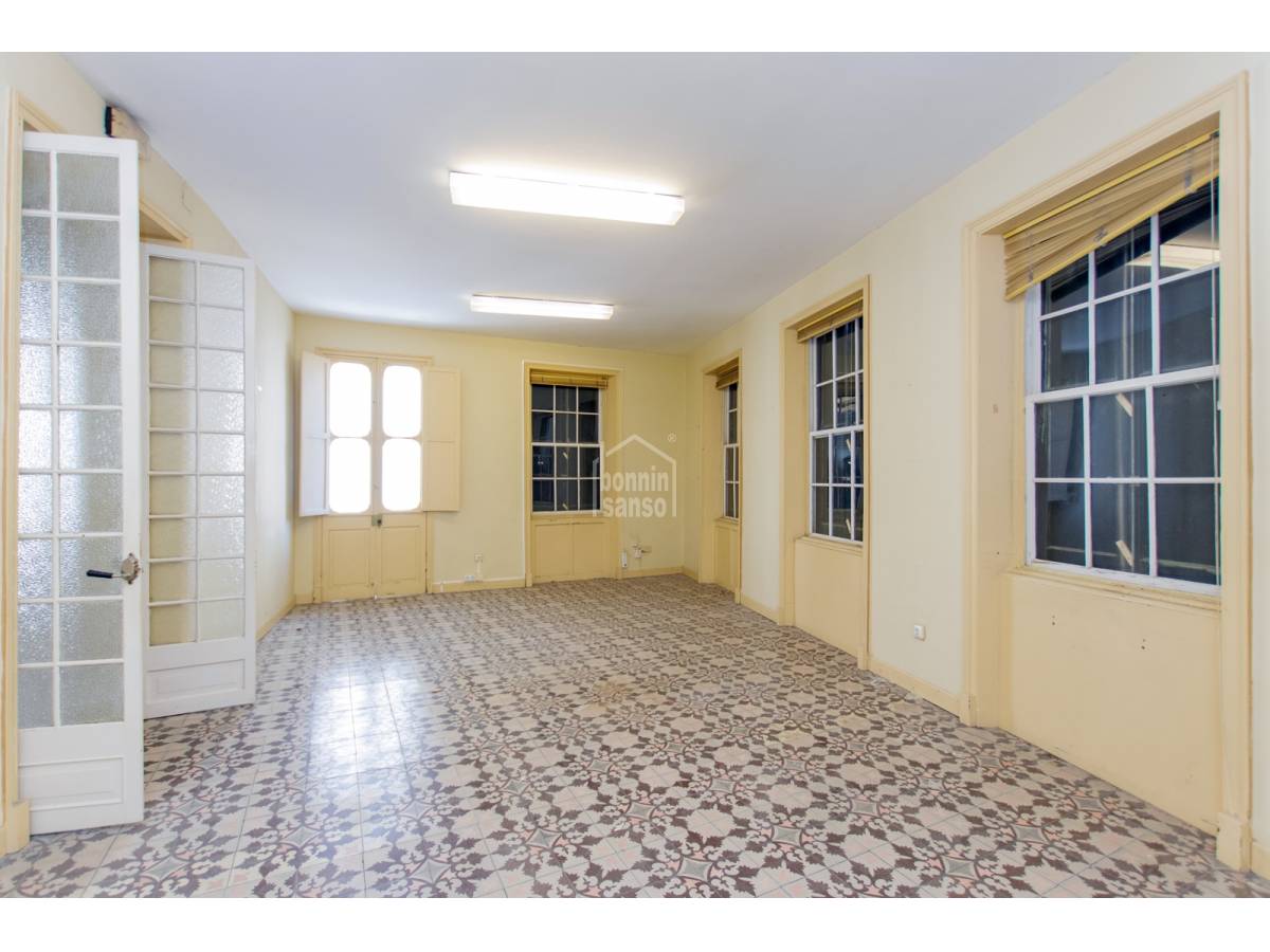 Коммерческая недвижимость 77м² в Маон, Испания № 288424