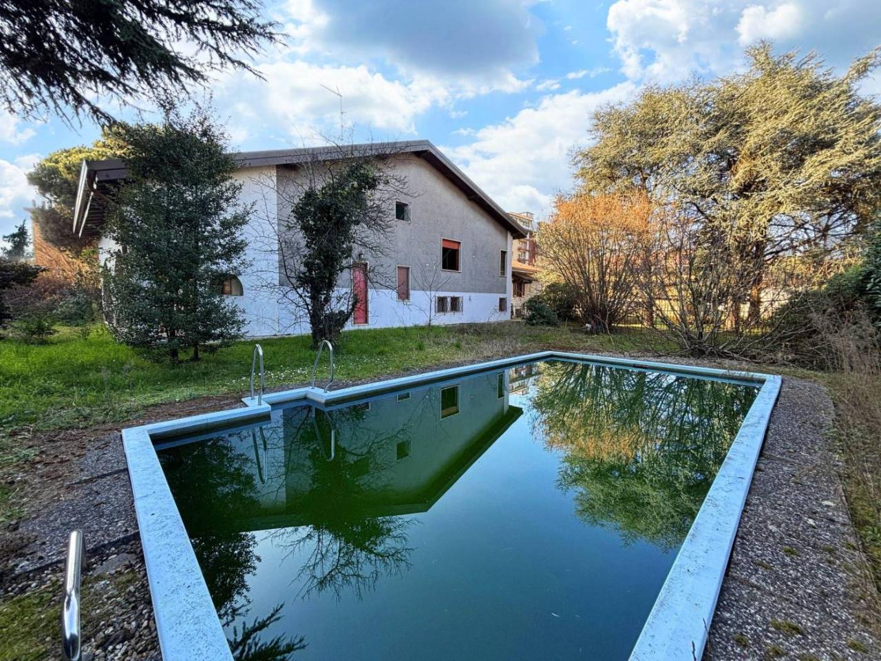 6 rooms Villa in Garbagnate Milanese, Italy No. 120805