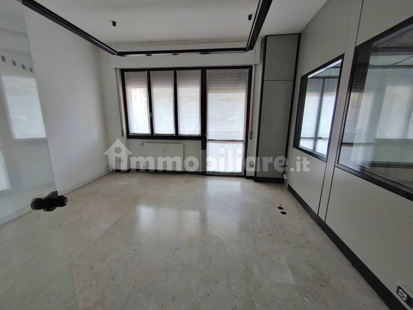 130m² Office in Varese, Italy No. 149904