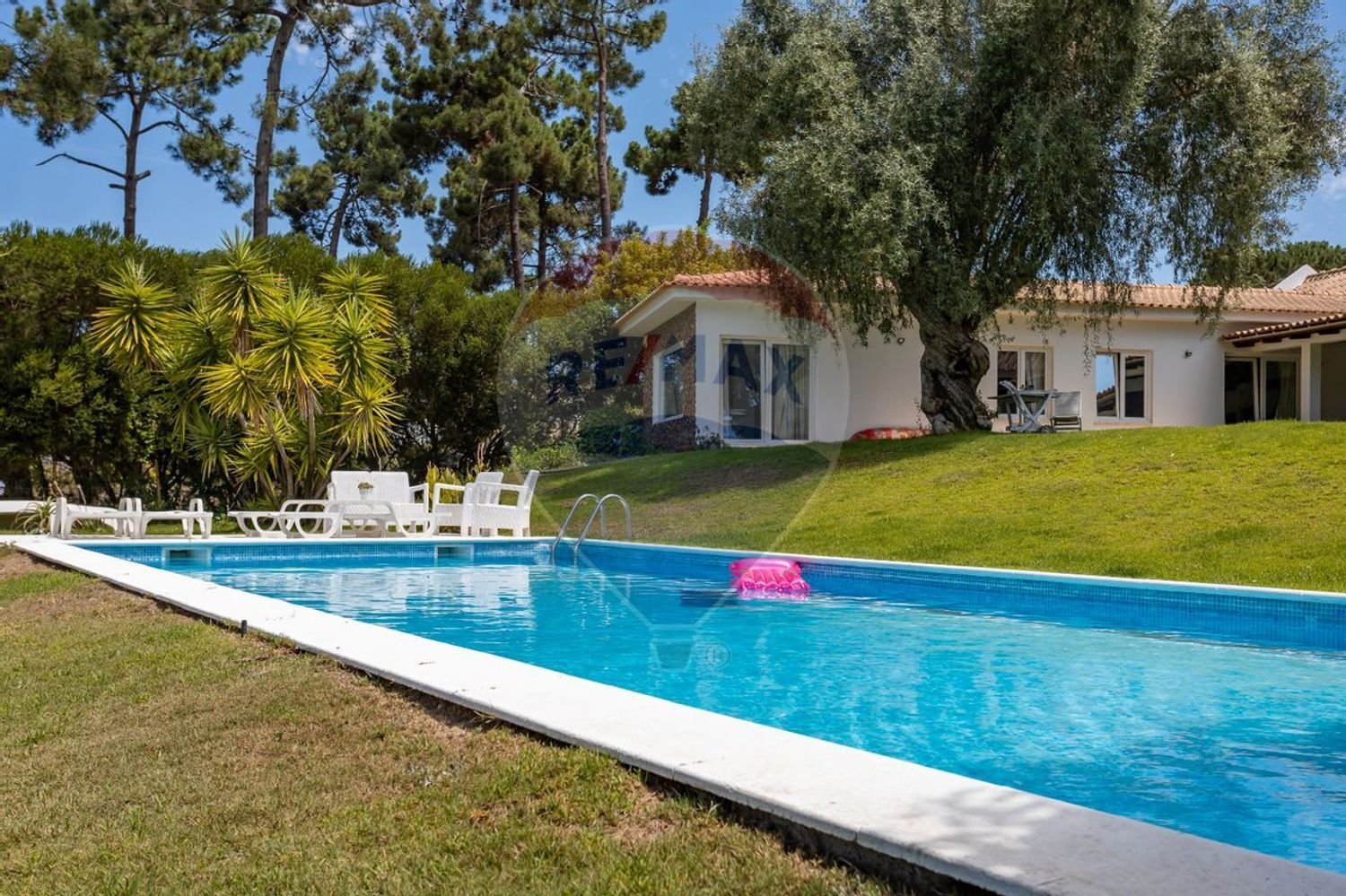 Casa de 4 dormitorios en Almada, Portugal No. 17409