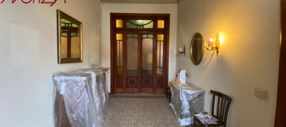 4 bedrooms Villa in Lucca, Italy No. 70400 8