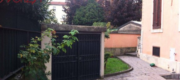4 bedrooms Villa in Lucca, Italy No. 70400 2