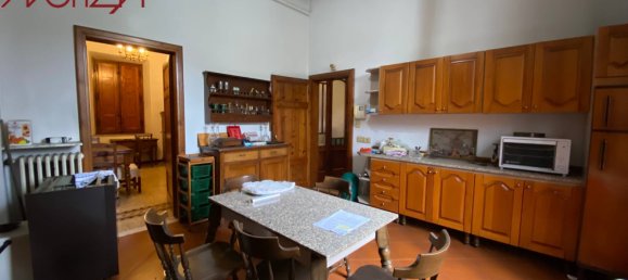 4 bedrooms Villa in Lucca, Italy No. 70400 4