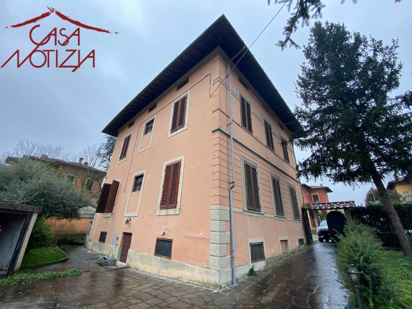 4 bedrooms Villa in Lucca, Italy No. 70400