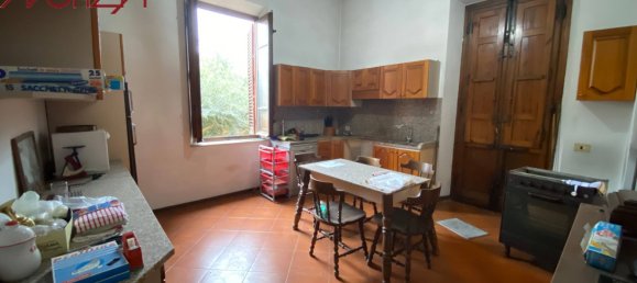 4 bedrooms Villa in Lucca, Italy No. 70400 9