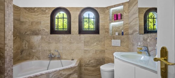 4 bedrooms Villa in Tourrettes-sur-Loup, France No. 640 2