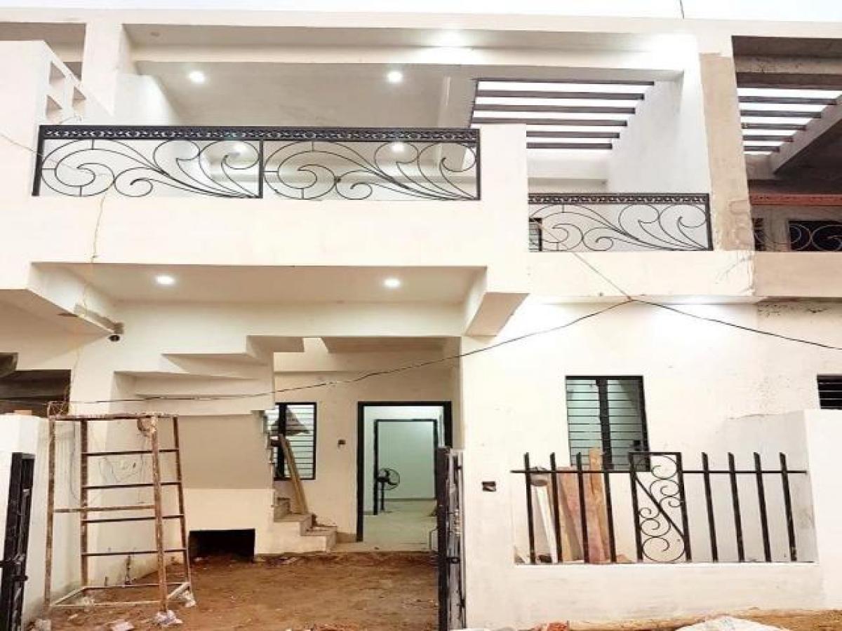 2 bedrooms House in Lucknow, India No. 10575