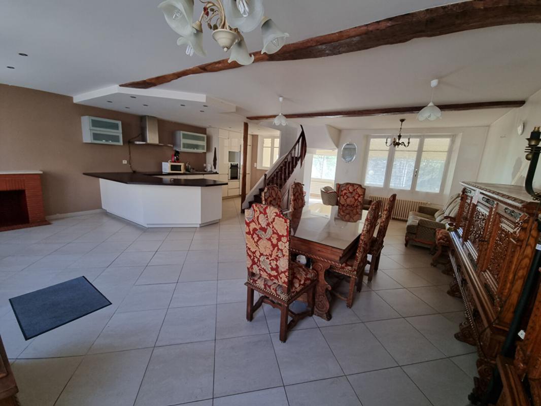 Casa de 5 dormitorios en Lorris, France No. 233656