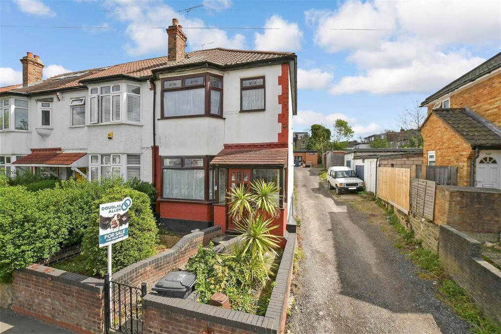 3 bedrooms Commercial property in Walthamstow, United Kingdom No. 4012