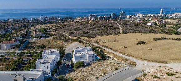 Villa de 5 dormitorios en Agios Tychonas, Cyprus No. 24392 3