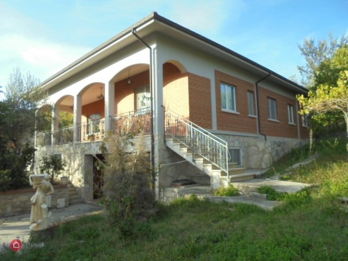 3 bedrooms House in Macchiagodena, Italy No. 685