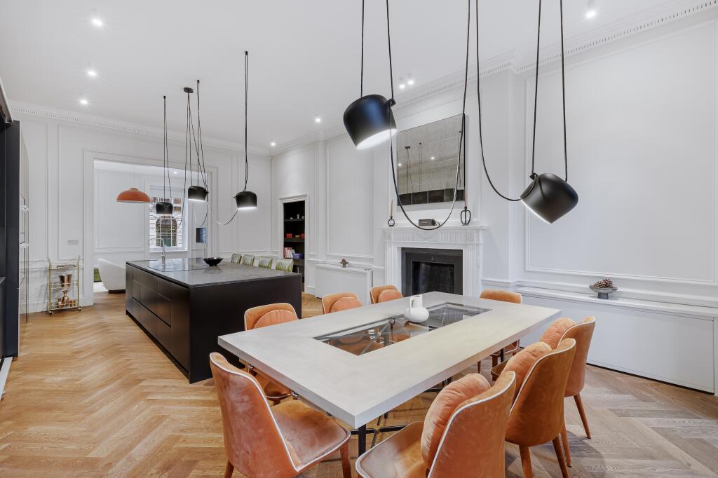 4 bedrooms Apartment in London, United Kingdom No. 13101