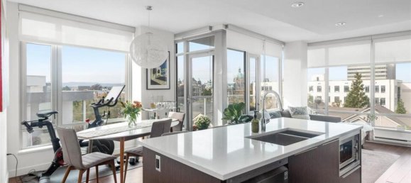 2 bedrooms Condo in British Columbia, Canada No. 1299 3