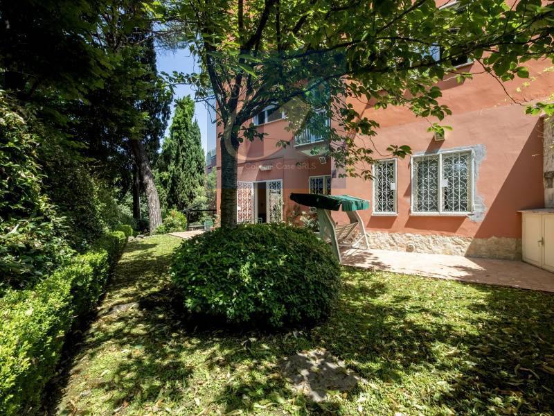 6 rooms Apartment in Rome, Italy No. 24219