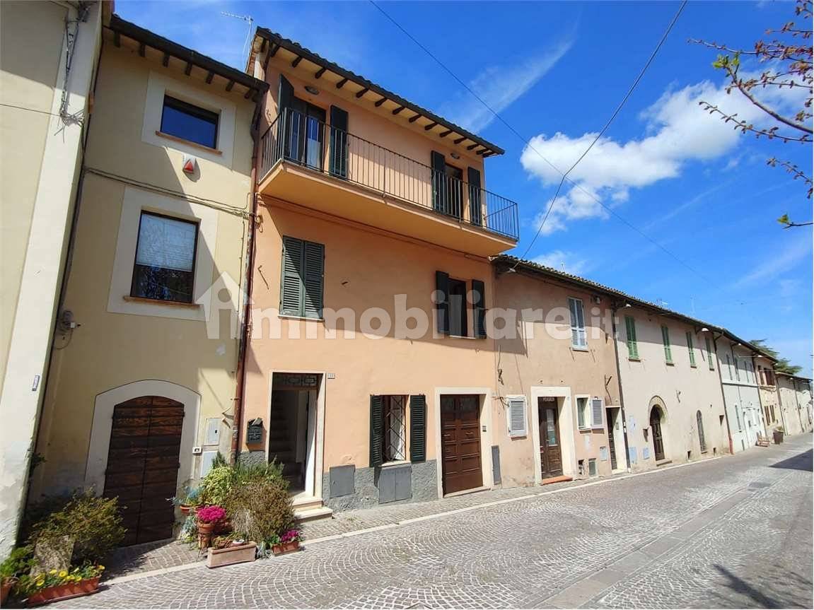 Дом с 4 спальнями в Монтефалько, Италия № 266115