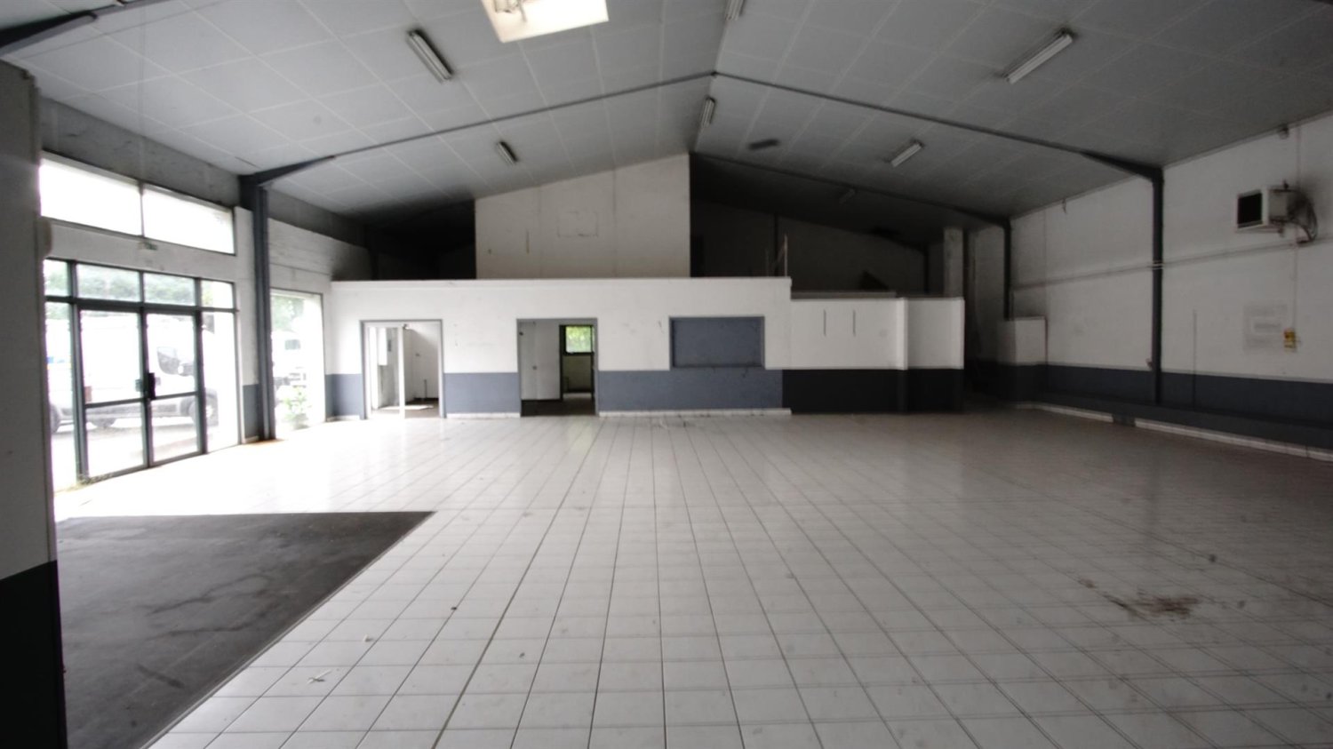 Gewerbliche Immobilie in Mirande, France 1318m², Nr. 300189