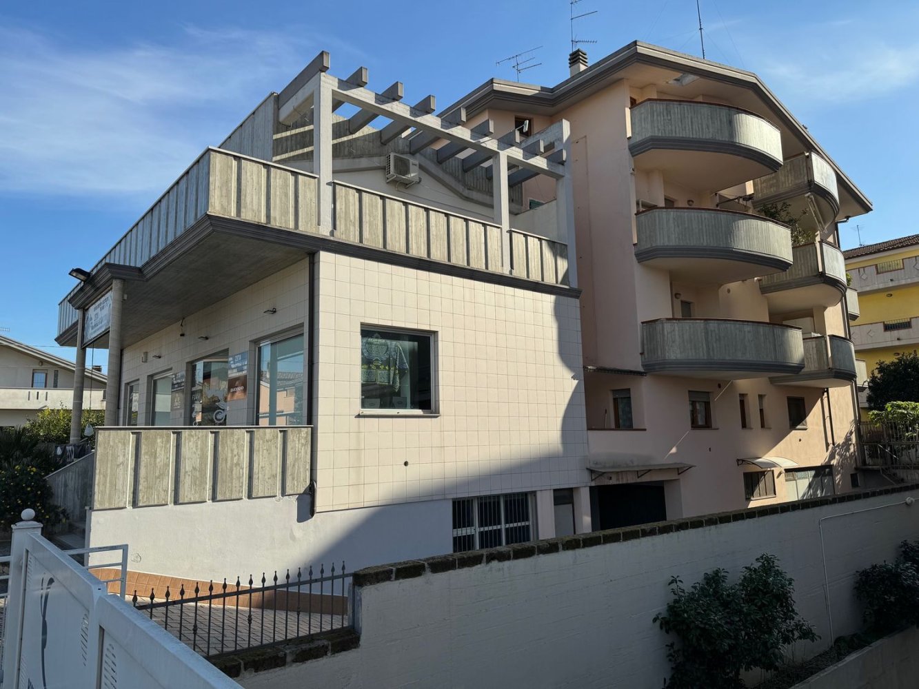 Коммерческая недвижимость 99м² в Монтесильвано, Италия № 133148