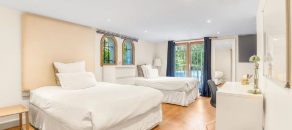 Villa de 7 dormitorios en Mougins, France No. 807 2