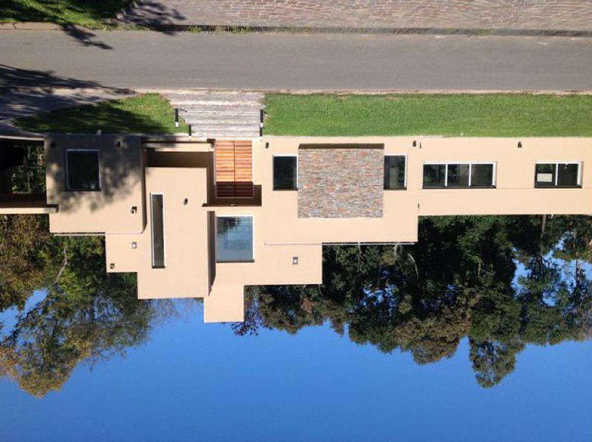 6 bedrooms House in Ituzaingo, Argentina No. 7464